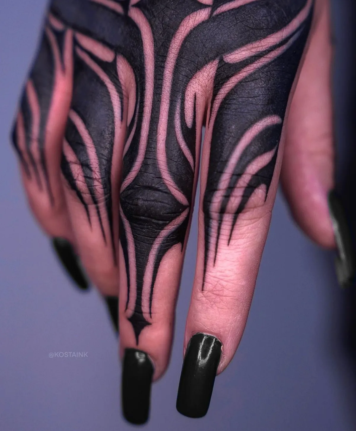 hand tattoo massiv geometrisches muster