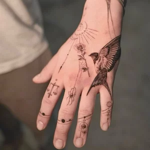 hand tattoos vogel und blume detailliert