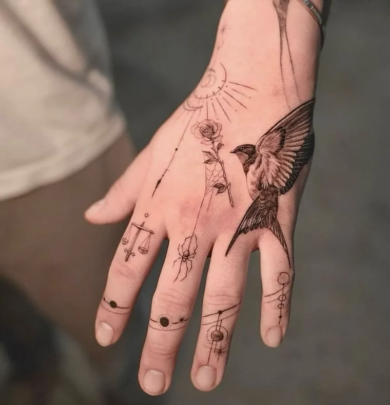 hand tattoos vogel und blume detailliert