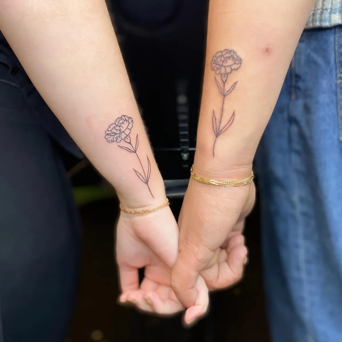 handgelenk partner tattoos mit blumen symbol