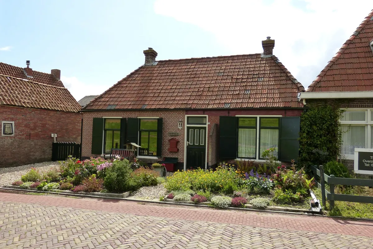 hollaendische haeuser mit vorgarten mit pflanzen