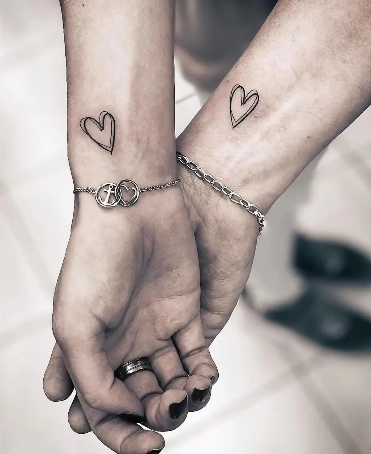 kleine minimalistische herzen tatto fuer partner am handgelenk
