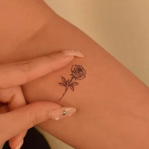 kleines rosen tattoo am unterarm blumen tattoos