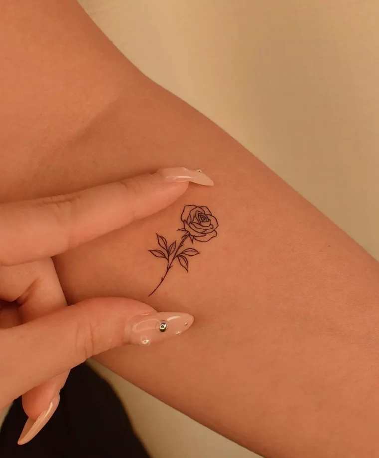 kleines rosen tattoo am unterarm blumen tattoos