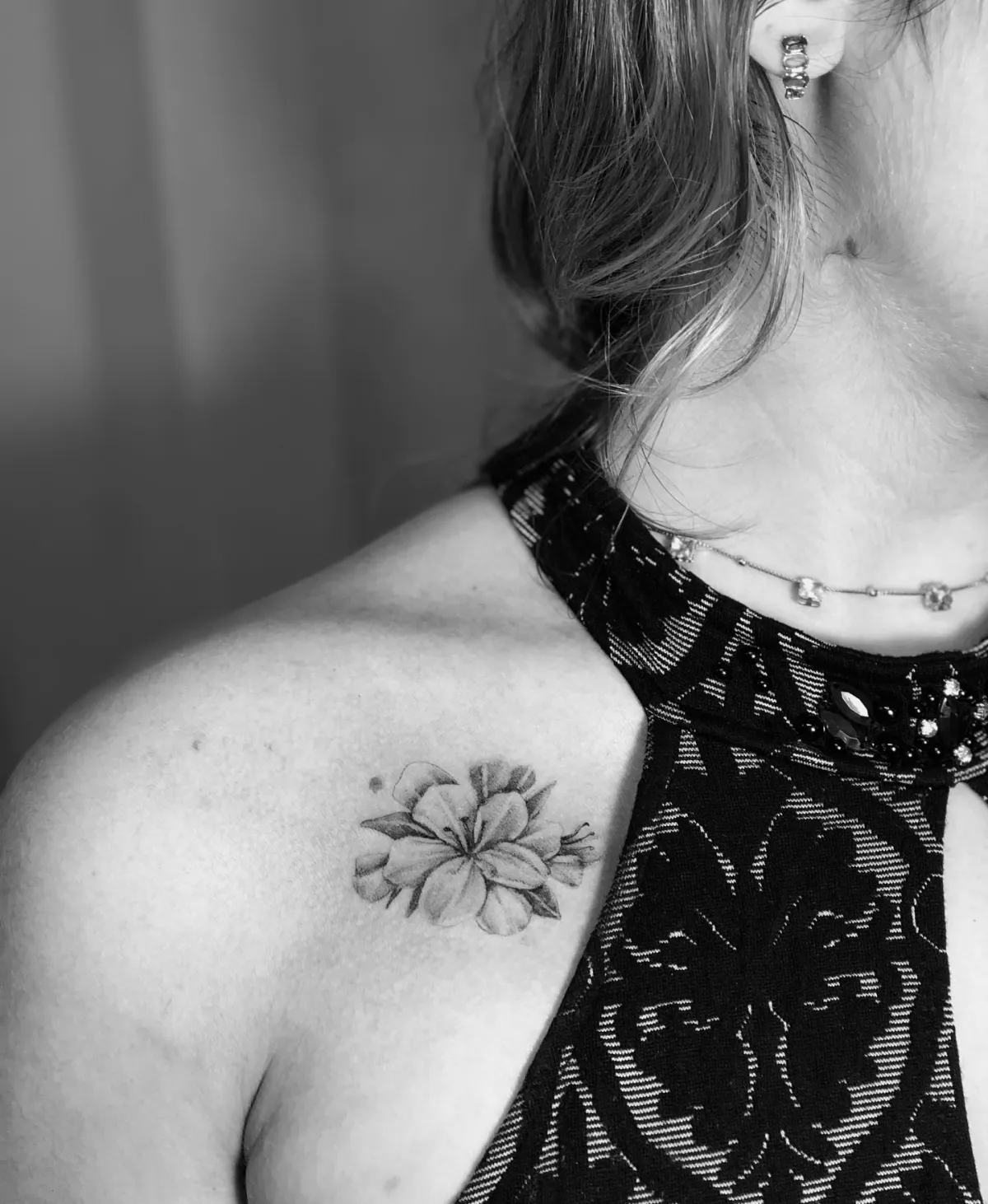 lilie tattoo brus blumen feminine motive