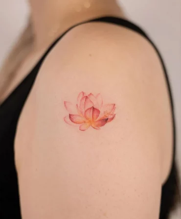 lotus tattoo am schulter zartes motiv frauen