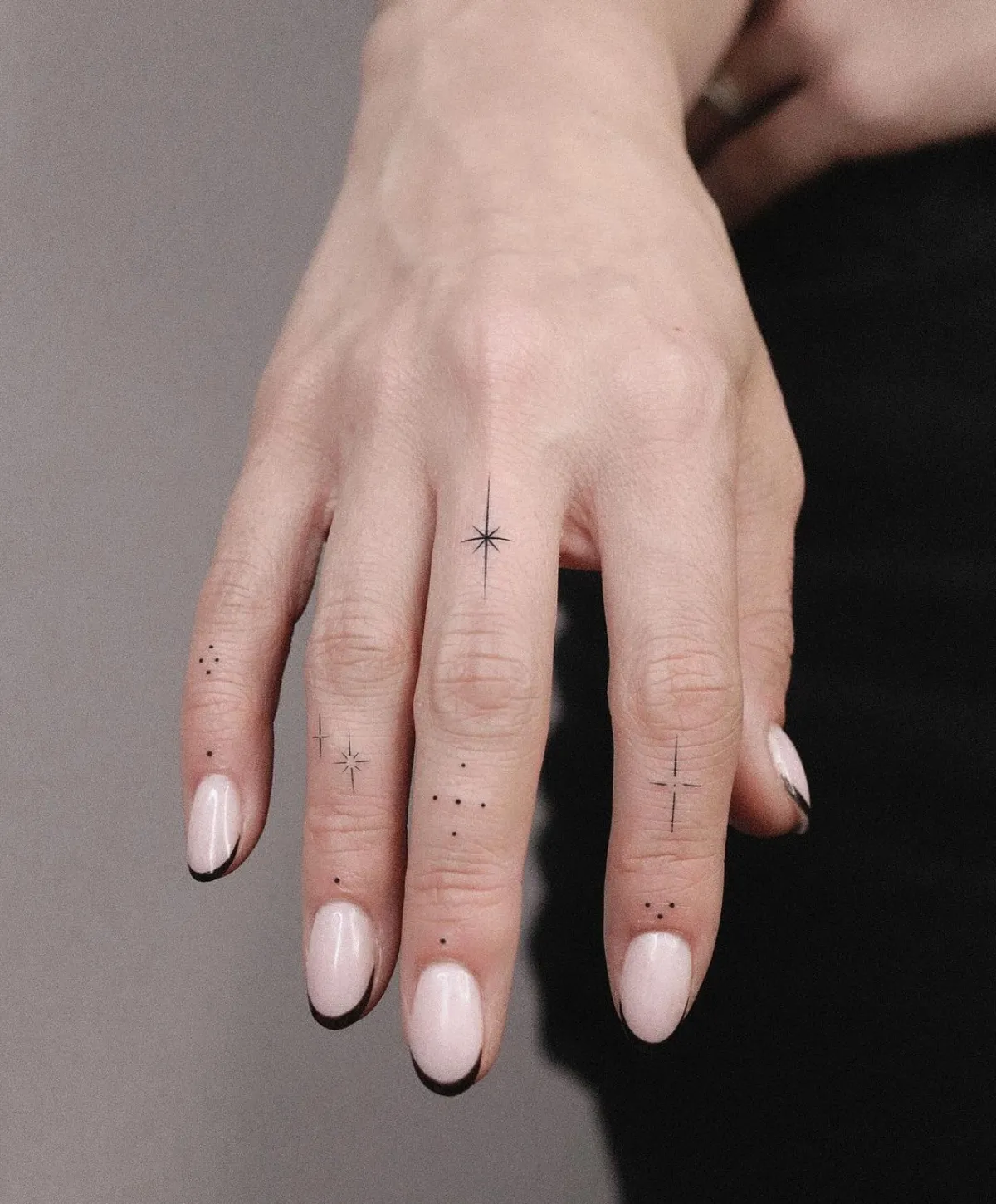 minimalistische tattoos punkte und sterne