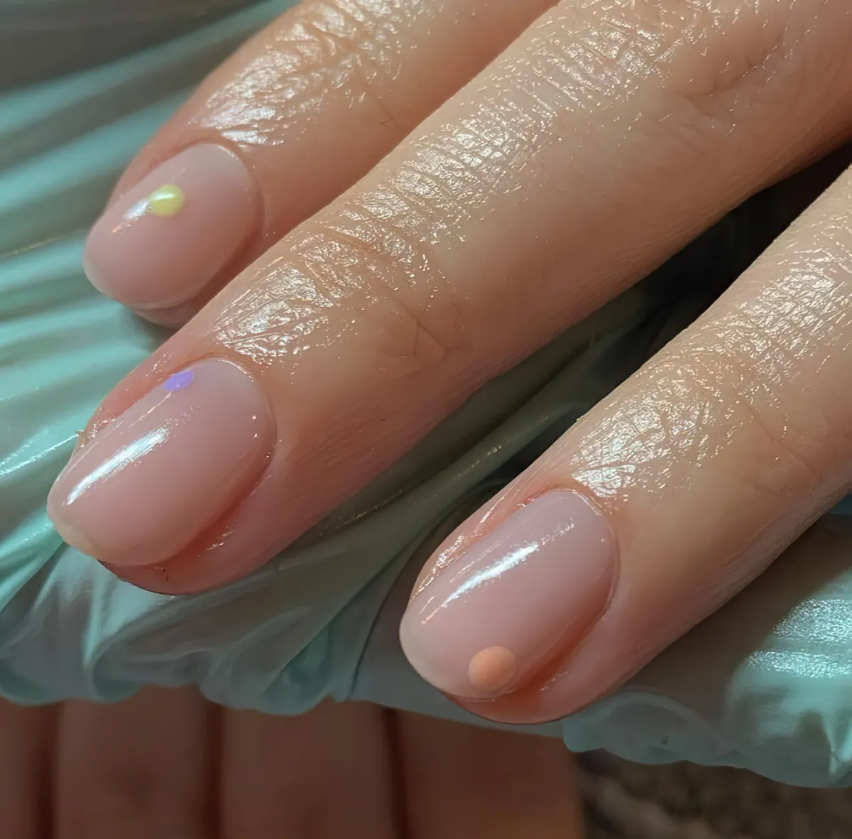 nagellack trends 2024 minimalistische maniküre ovale nagelform