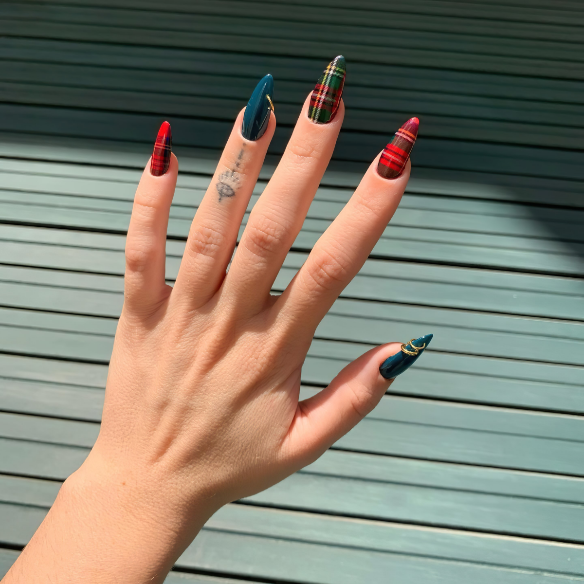 neues nageldesign 2024 opa chic plaid nails artfriendlyclub