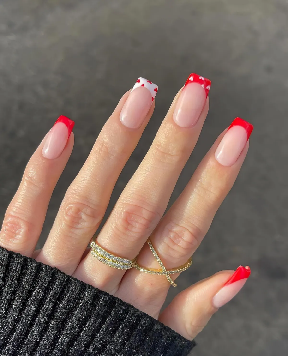 rechteckige nagelform french nails rot mit kleinen herzen