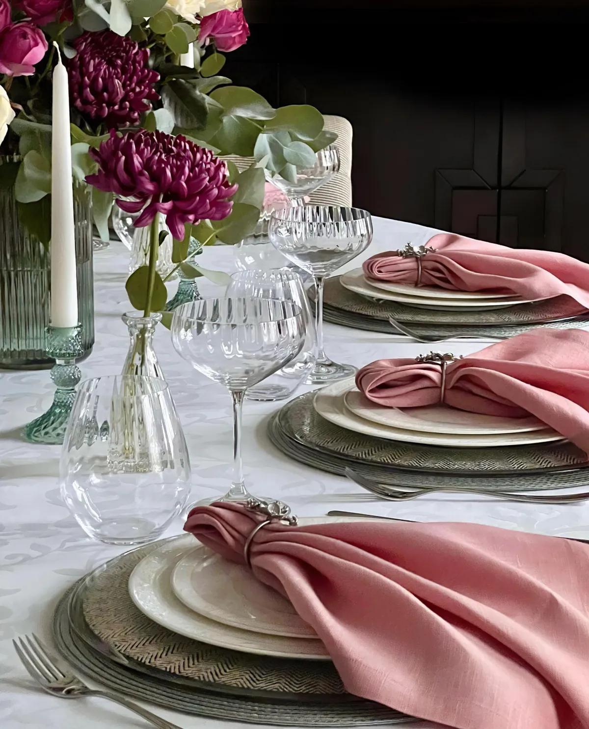 rosafarbene servietten aus baumwolle rosen in glasvasen