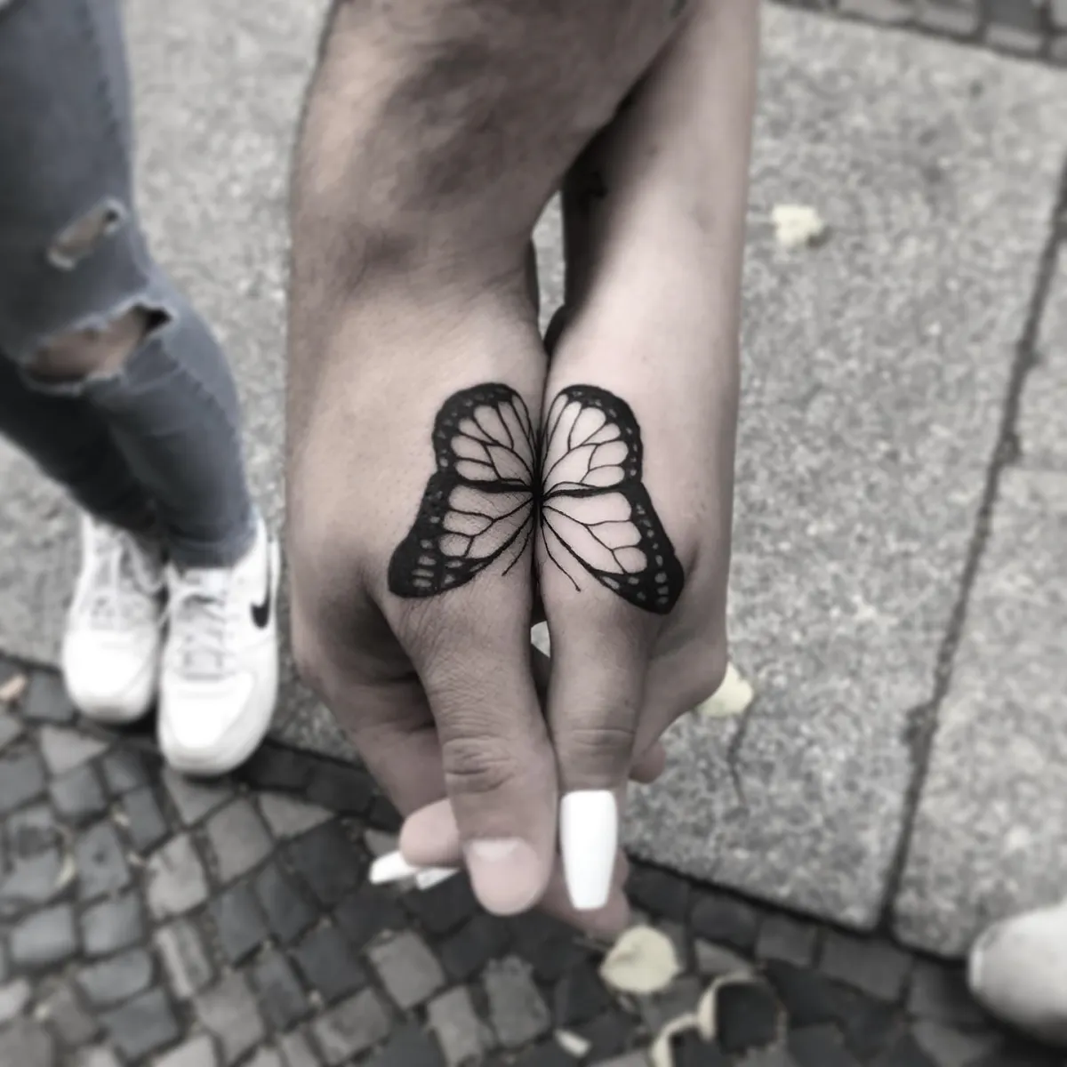 schmetterling partner tattoo seitlich an der hand