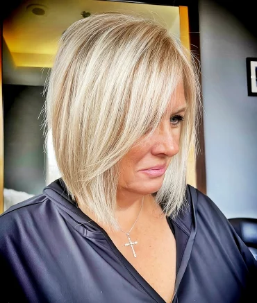 schulterlange frisuren gestufte platinblonde haare bob mit seitlichem pony ab 40 coleteed.salontrend