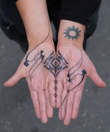 sich ergänzende tattoos mandala an beiden händen