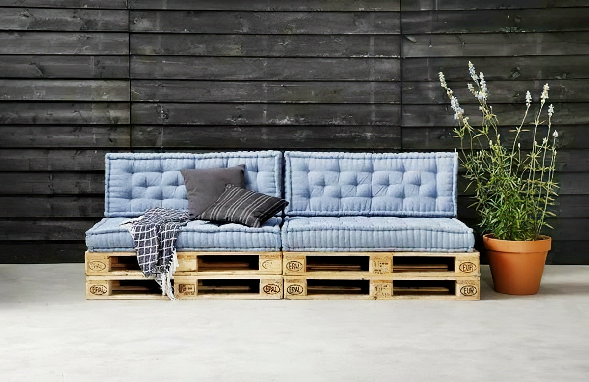 sofa aus paletten mit blauen sitzkissen usdaac