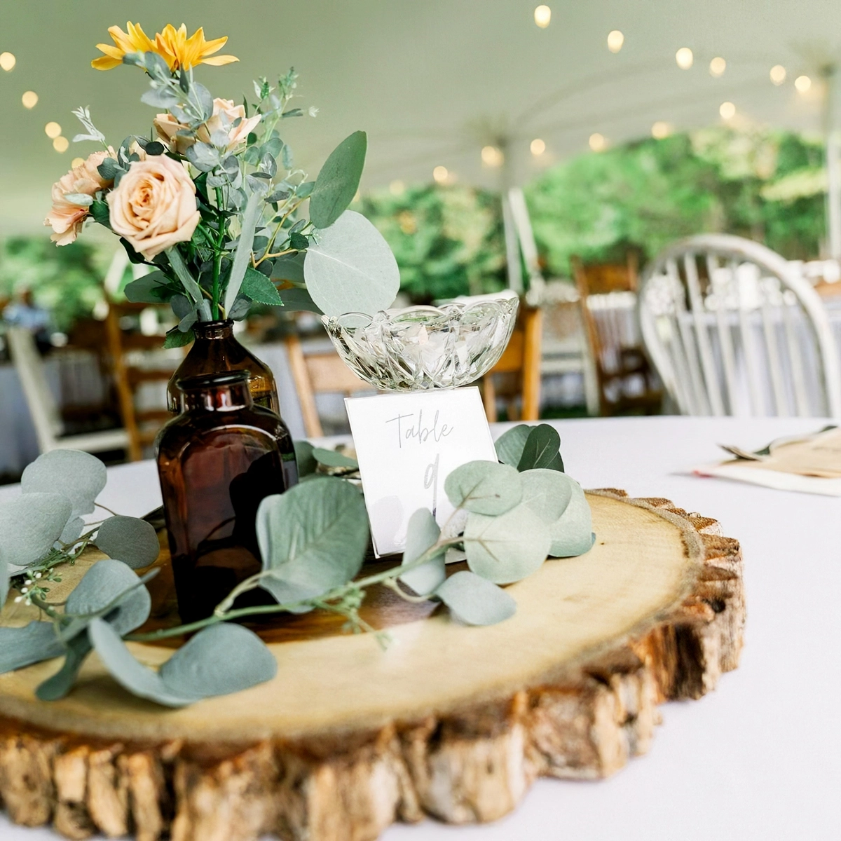 tischdeko mit holz und blumen holzscheibe dekoriert mit eukalyptus und vase mit blumen bellespleasure