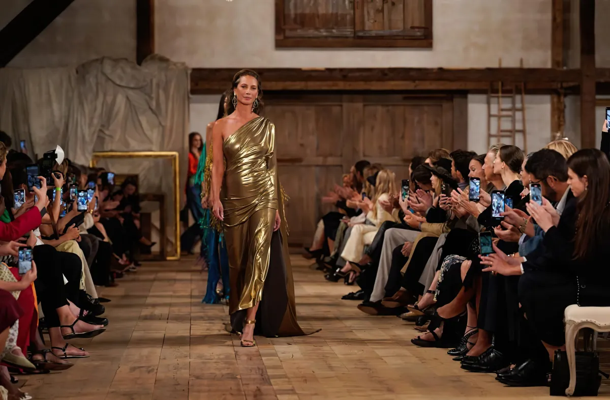trends in kleidung 2024 ralph lauren golden outfit
