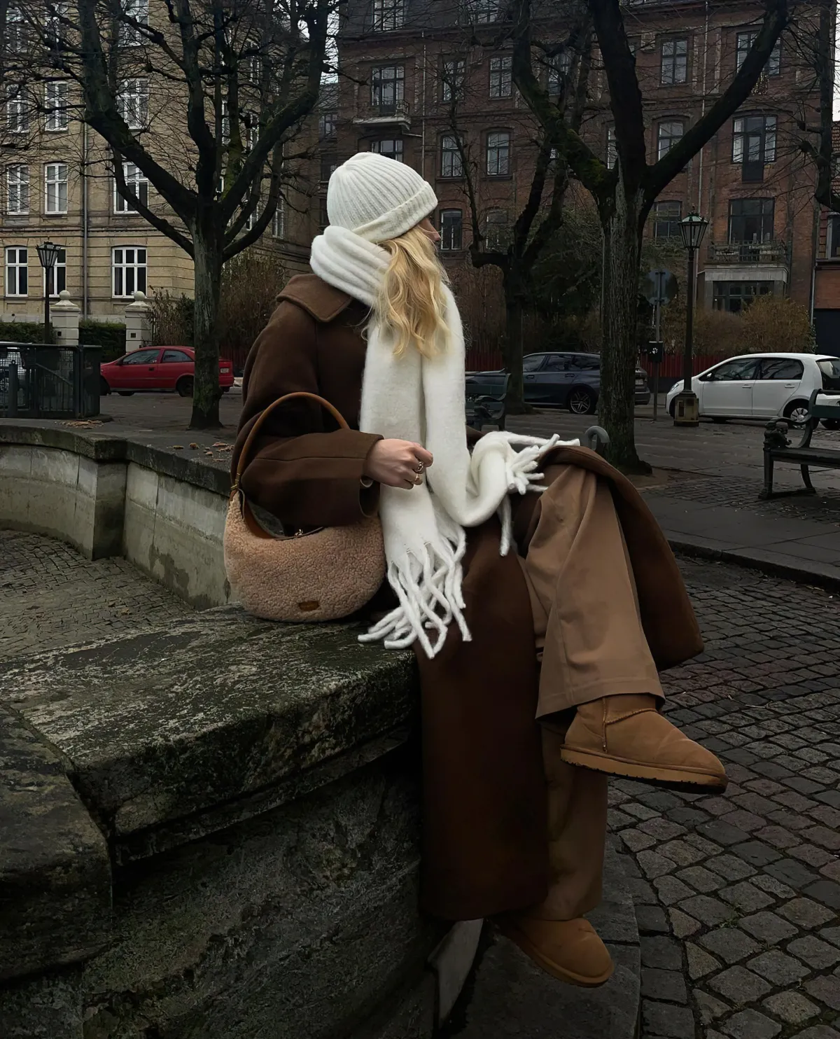 winter 2024 trends braunes outfit weiße accessoires
