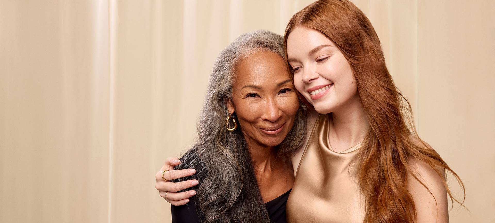 zwei frauen mit silbernen und orangefarbenen haaren