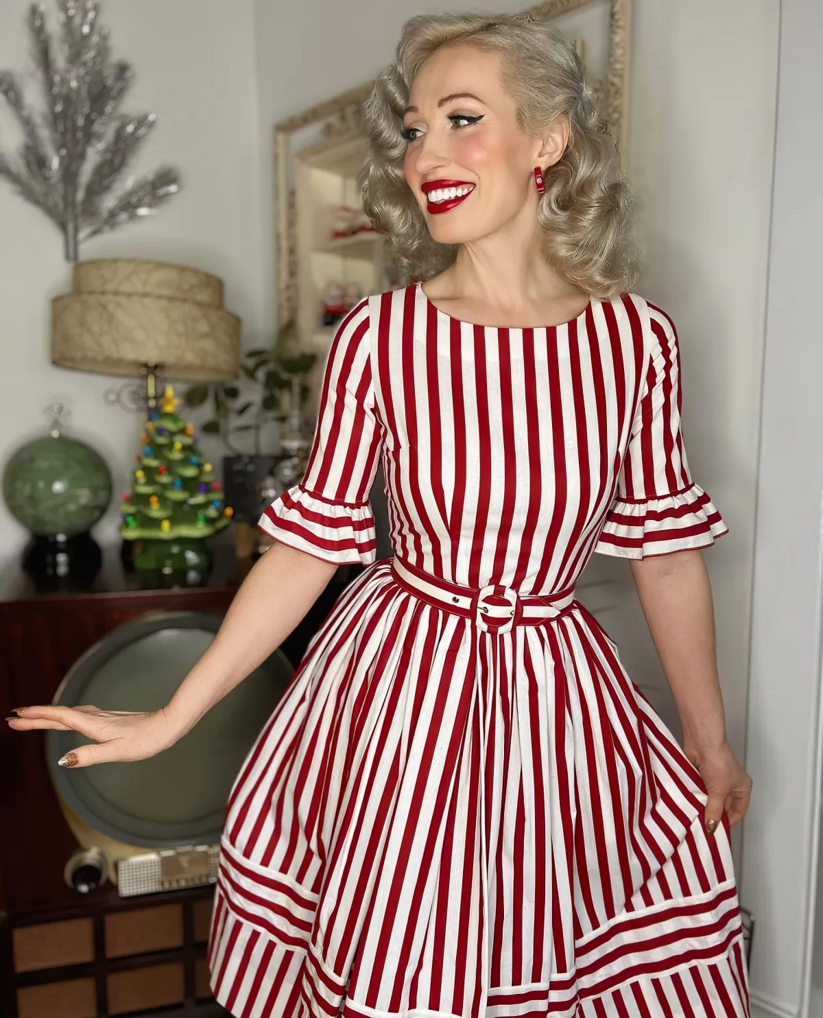 60er jahre mode gestreiftes kleid in rot und weiß