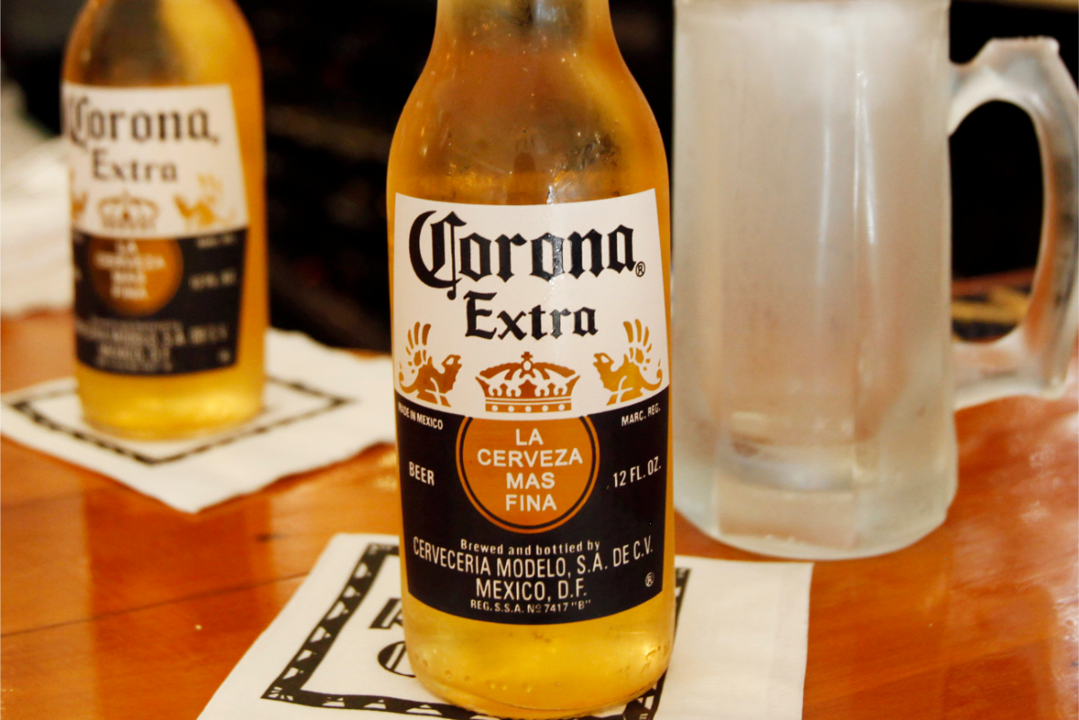 corona bierflasche neben einem kalten bierglas