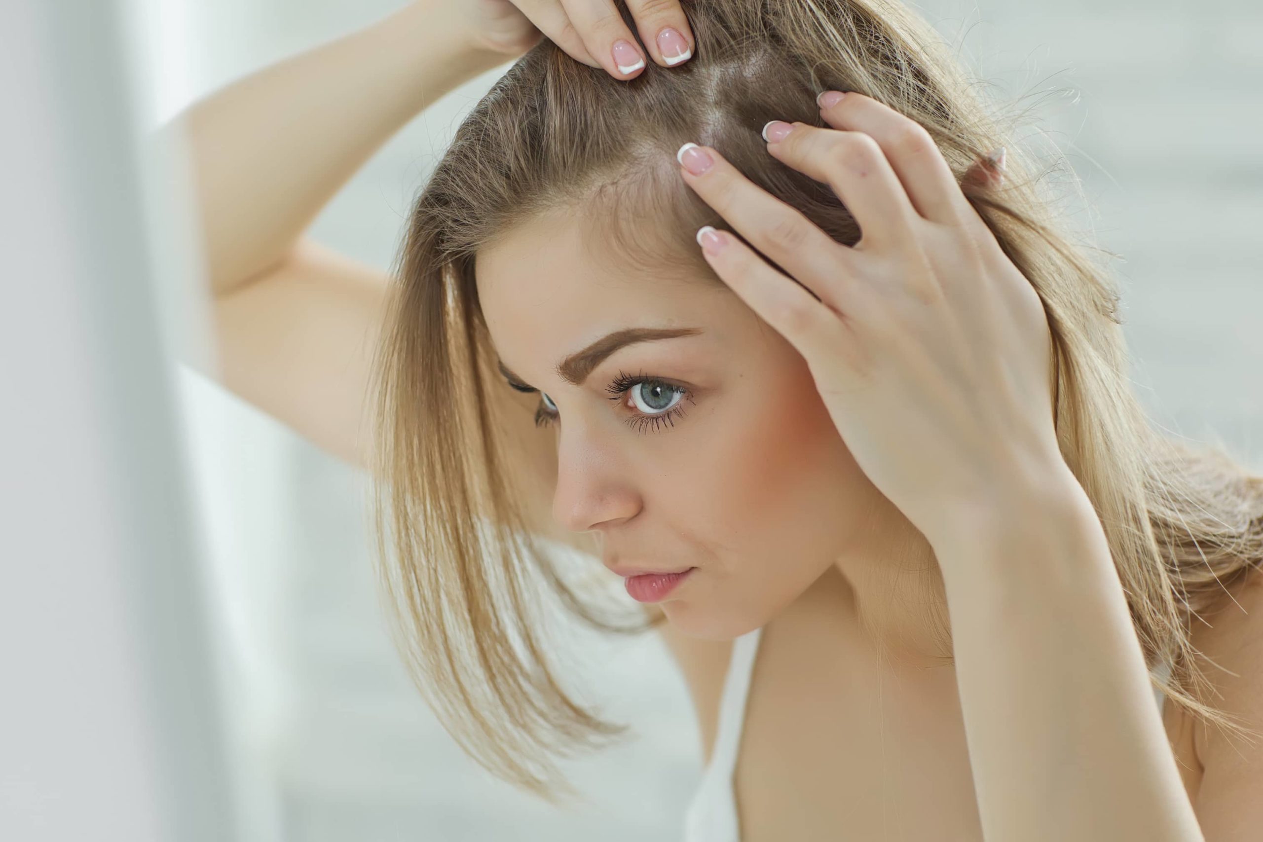 frau mit blondem und feinem haar