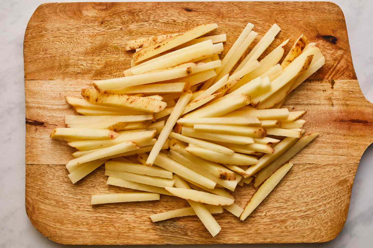 kartoffeln für pommes schneiden