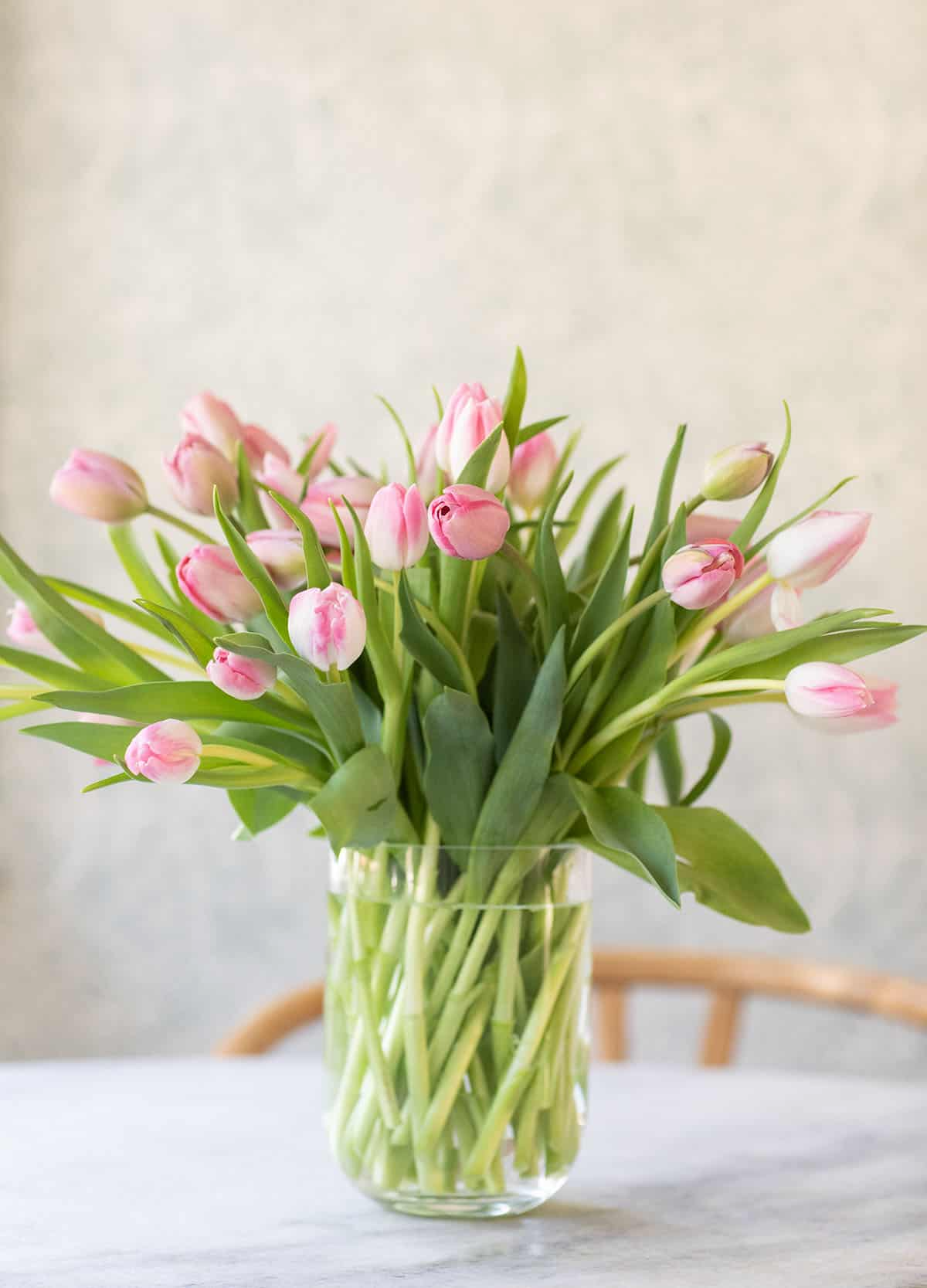 vase mit einer menge rosa tulpen