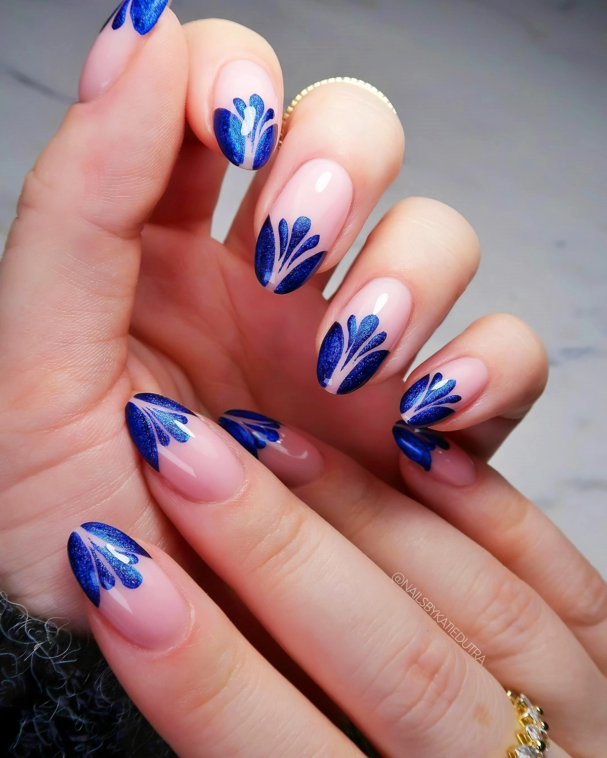 blaue naegel ideen franzoesische manikuere dunkelblau nailsbykatiedutra
