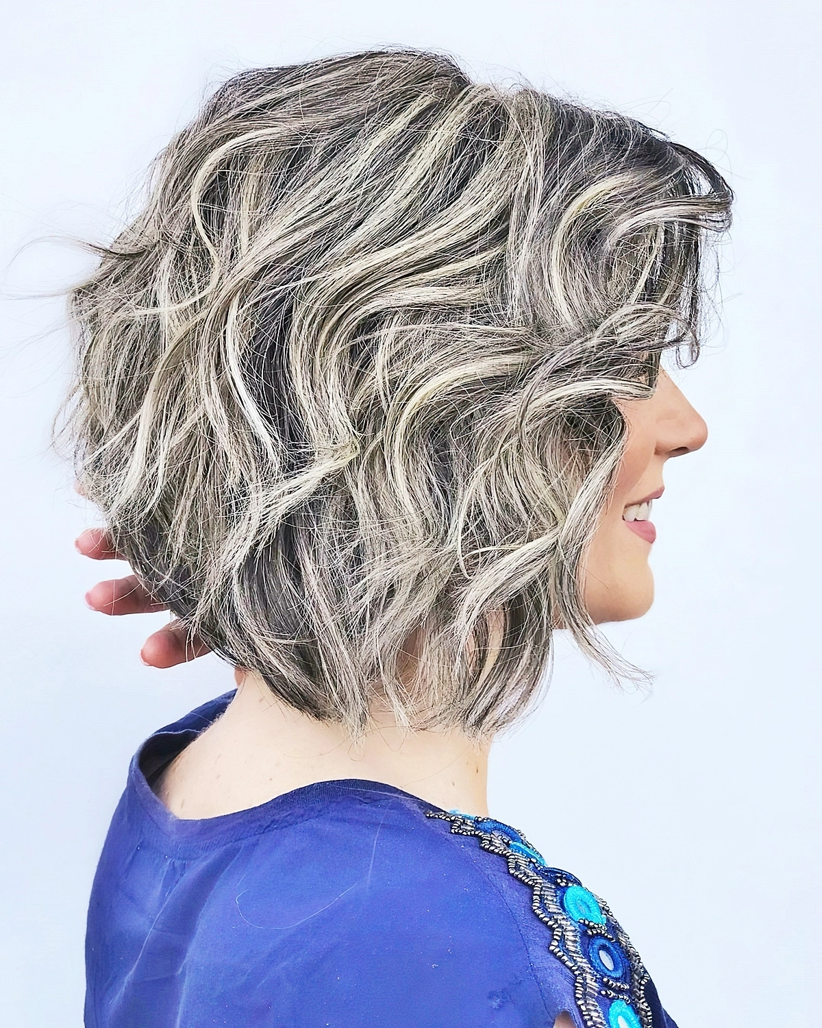 bob frisuren stufig mittellang ab 50 braune haare mit blonde strahnen lockiger bob jeanclaudeelmoughayar