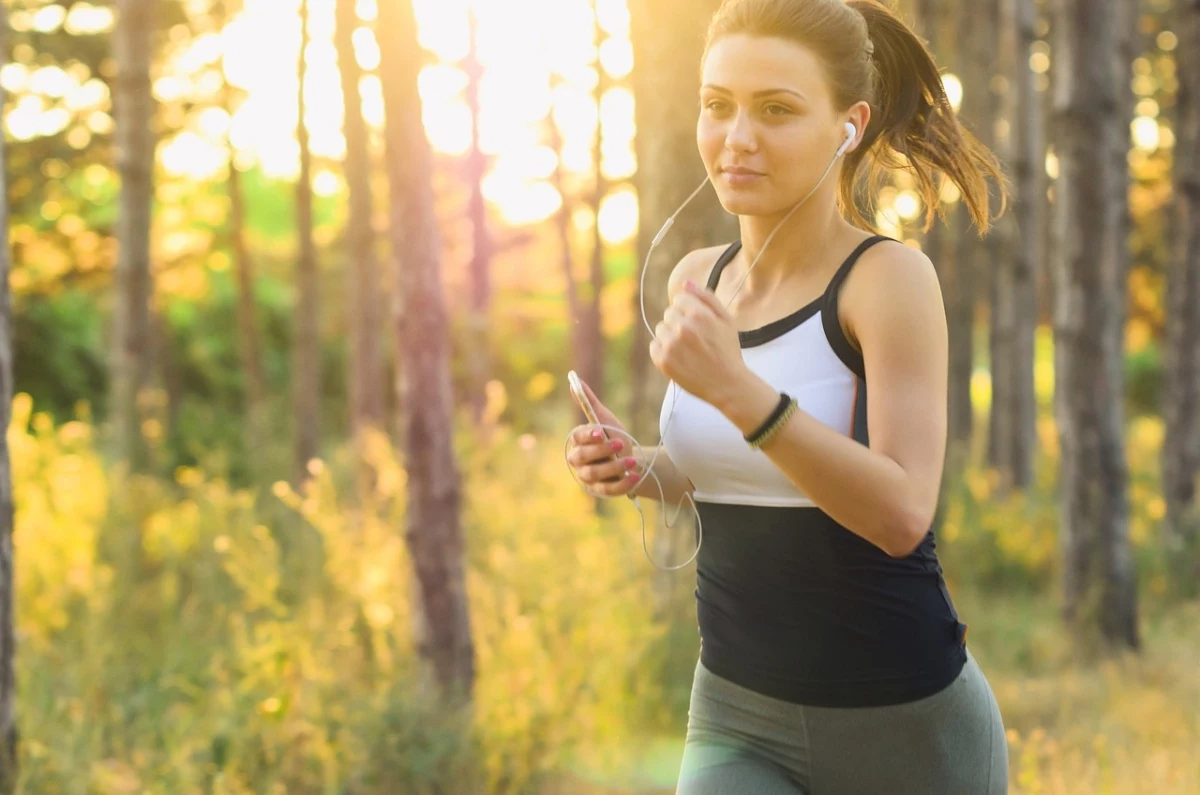 frau joggt im wald