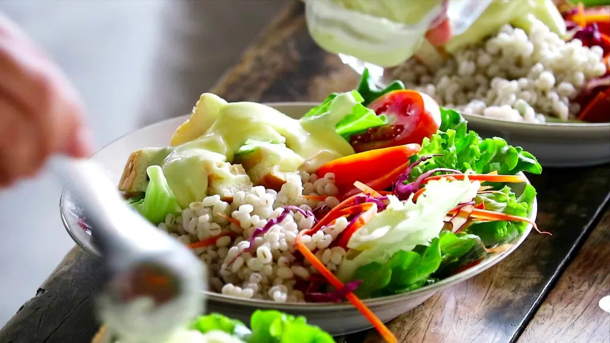 gesunder salat aus buchweizen und frischem gemuese