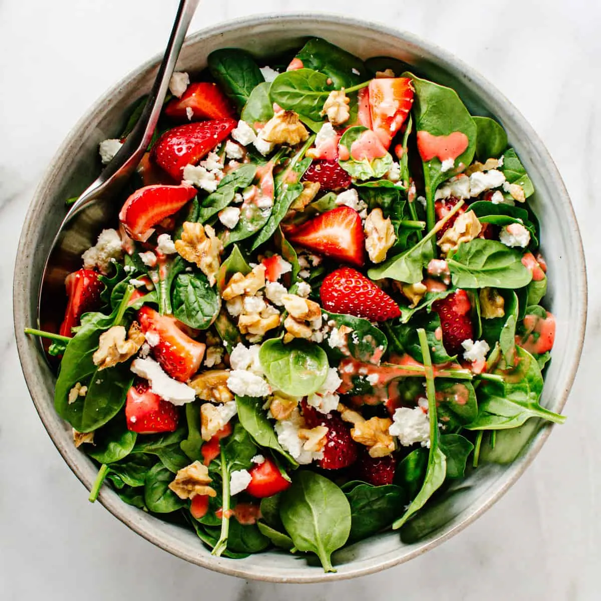 gesunder salat aus erdbeeren, spinat und nuessen