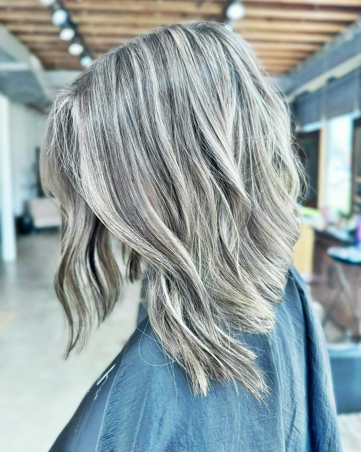 graue haare straehnen grey belndig silbernen shighlgihts long bob solsticesalonjax