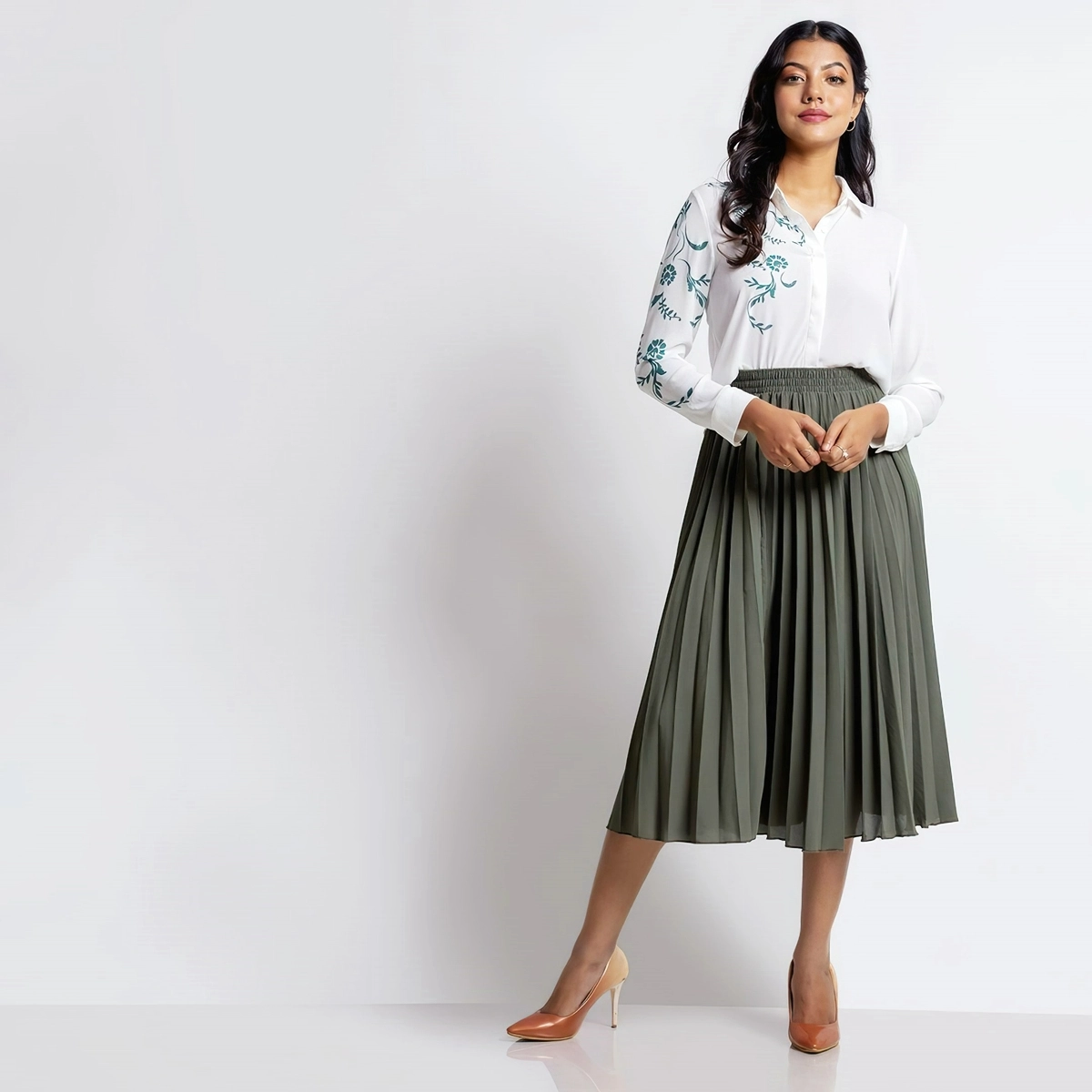 gruener plisseerock mit weissem hemd fashionbugsrilanka