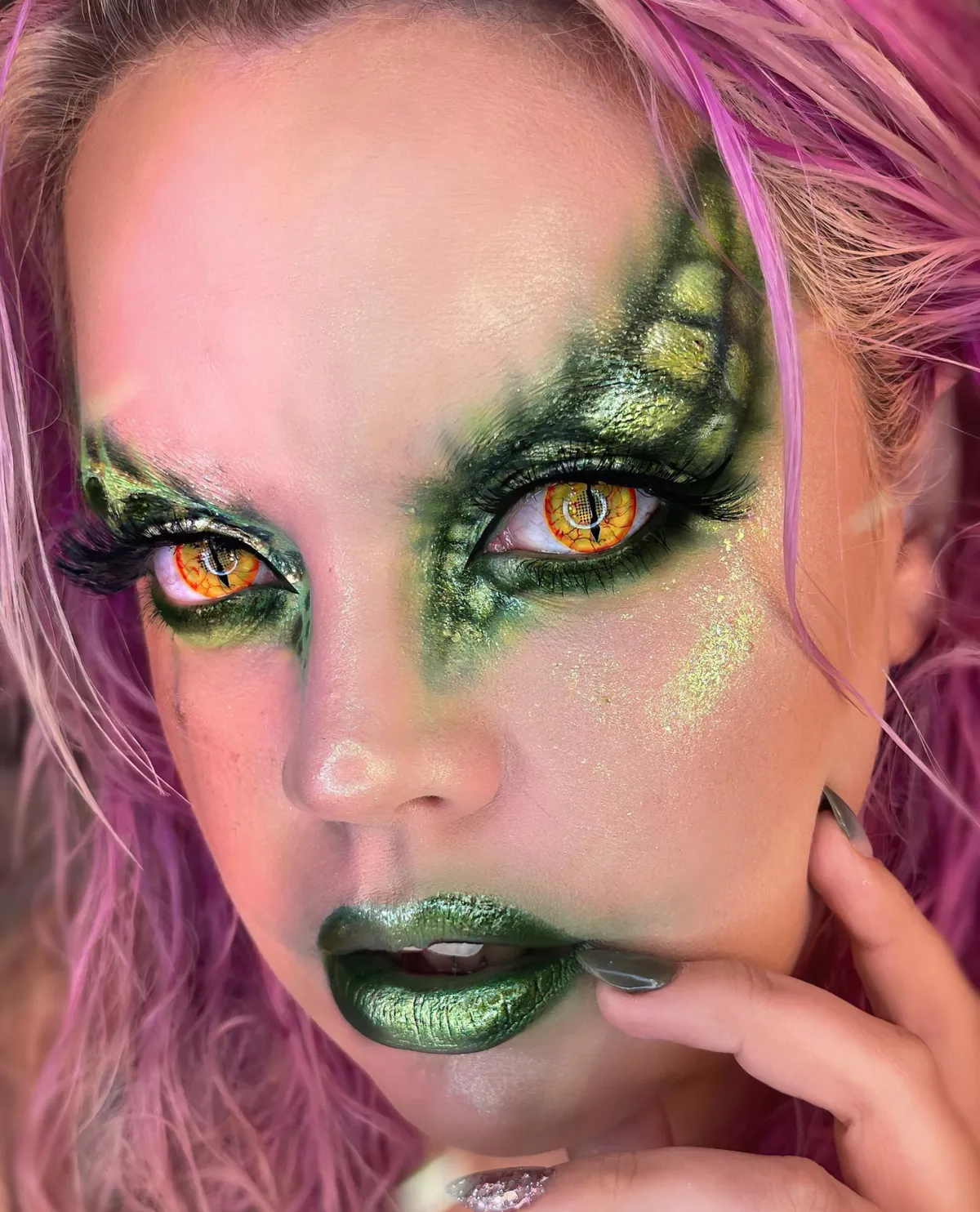 halloween make up dinosaurier frauen grün mit glitzer