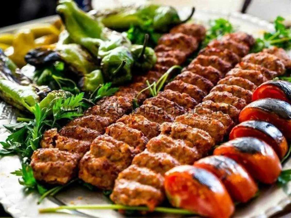 kebab mit salat und eingelegten tomaten