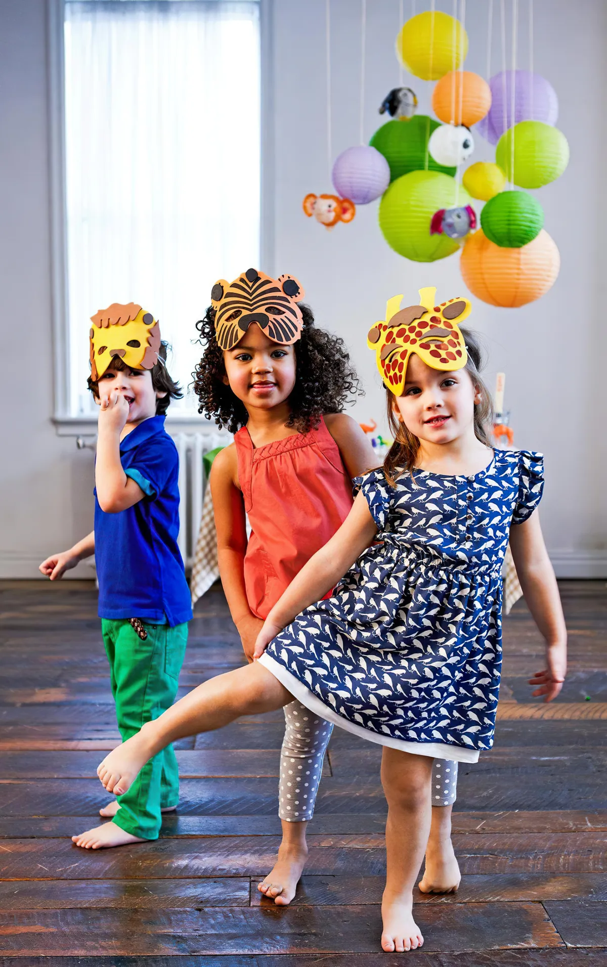 kindergeburtstag feiern kinder tragen tiermasken party ideen
