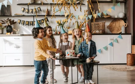 kindergeburtstag party ideen kinder mit partyhüten papiergirlande konfetti