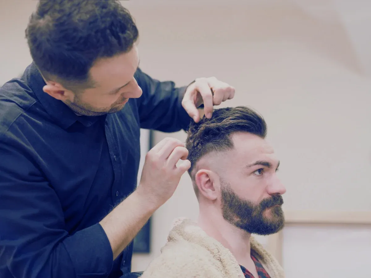 mann bekommt einen burst fade haarschnitt im haarstudio