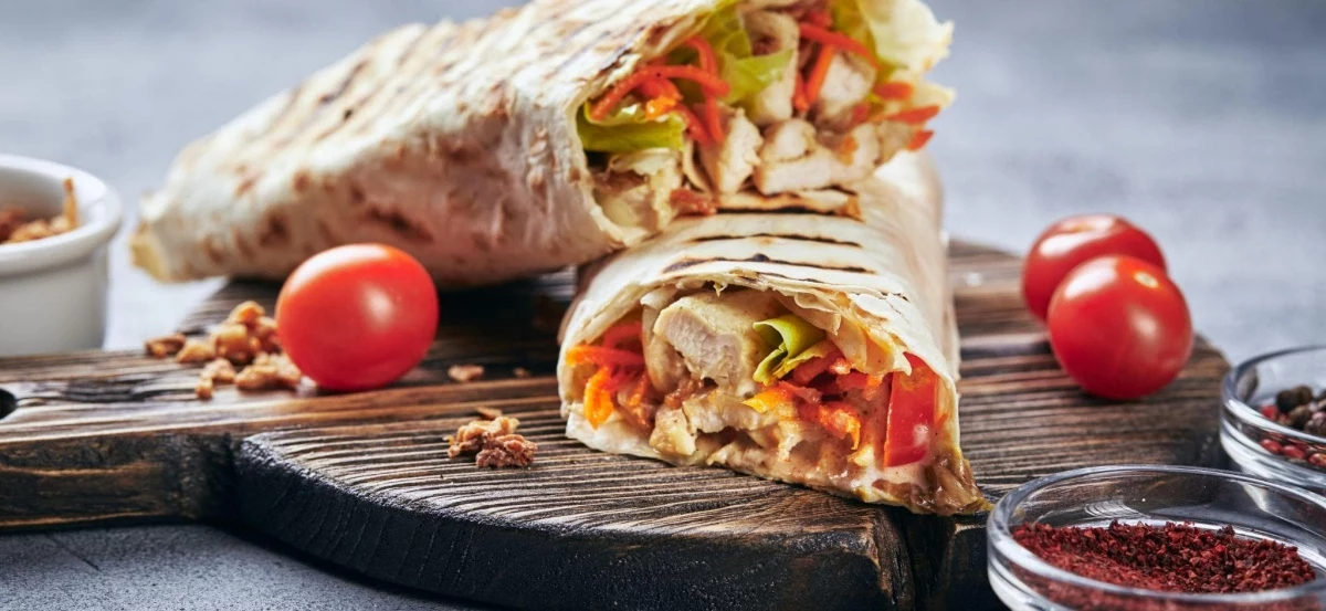 shawarma wraps mit chery tomaten und gewuerzen