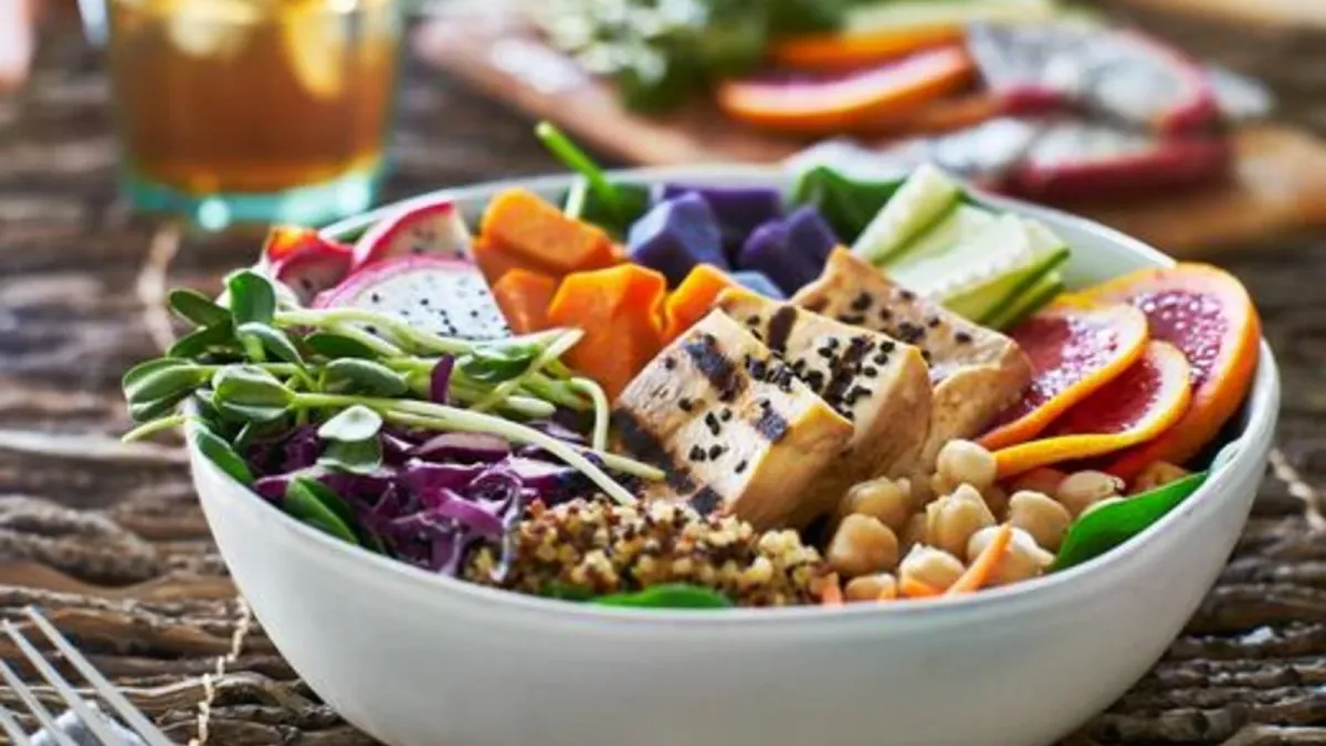 veganer buddha bowl mit gemuese und tofu