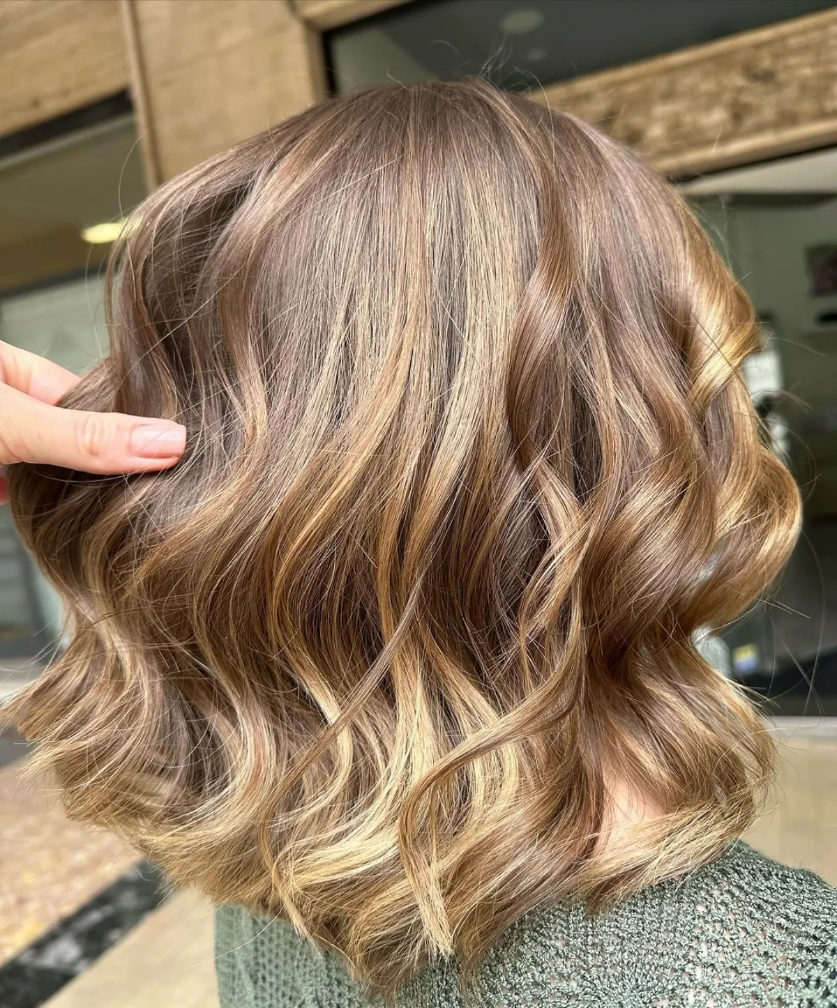 wavy bob halblanger haarschnitt balayage färbetechnik