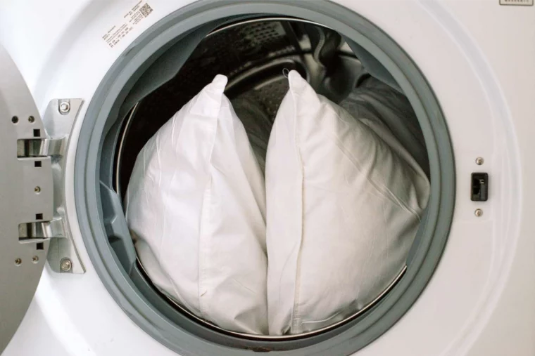 zwei daunenkissen in der waschmaschine