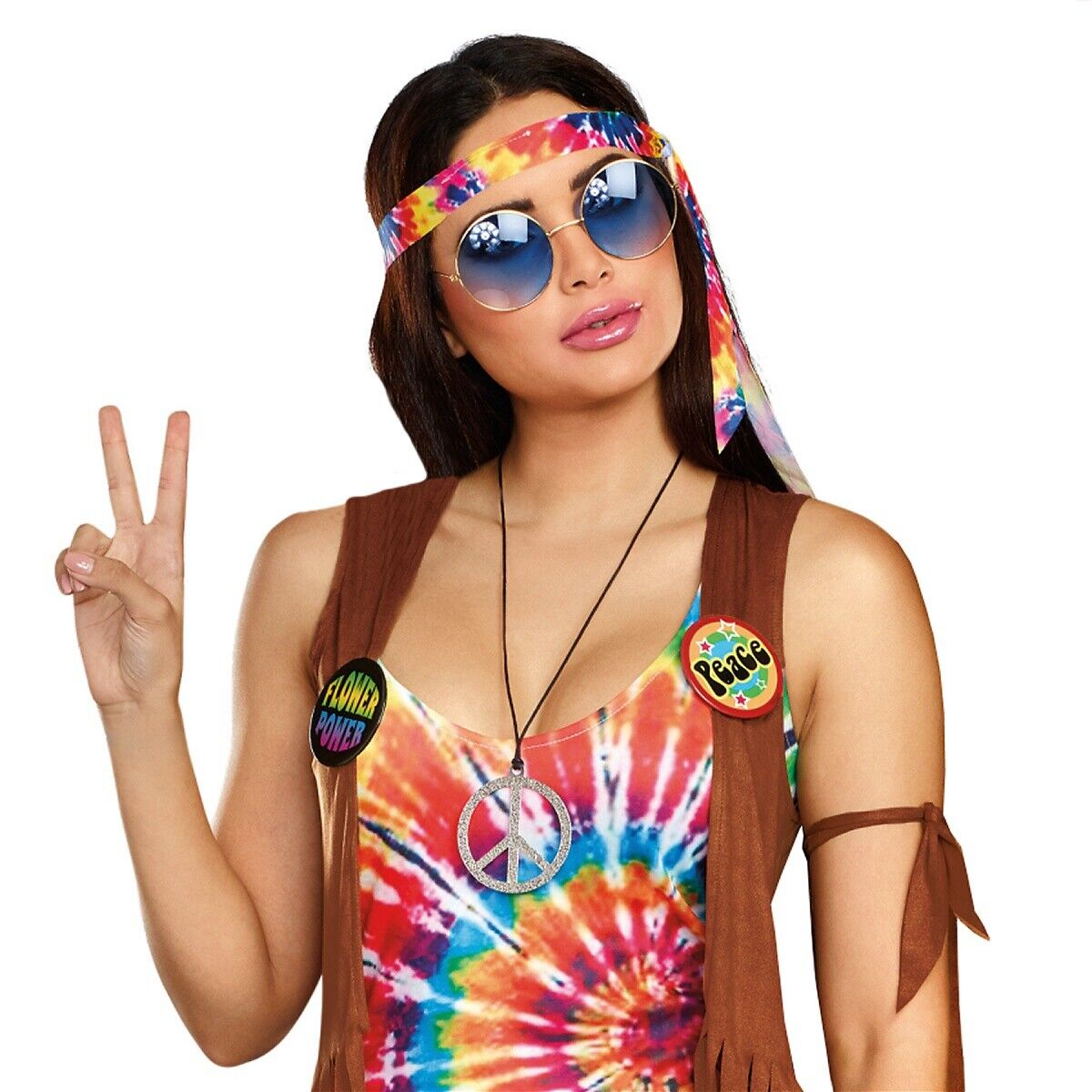 frau mit buntem hippie kostüm zeigt friedenszeichen