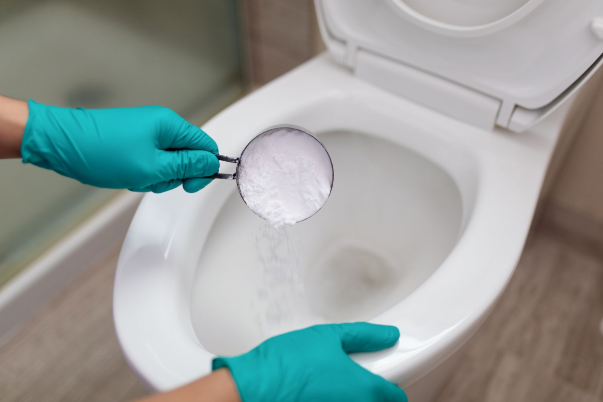 natron in die toilette streuen, um kalkablagerungen zu entfernen