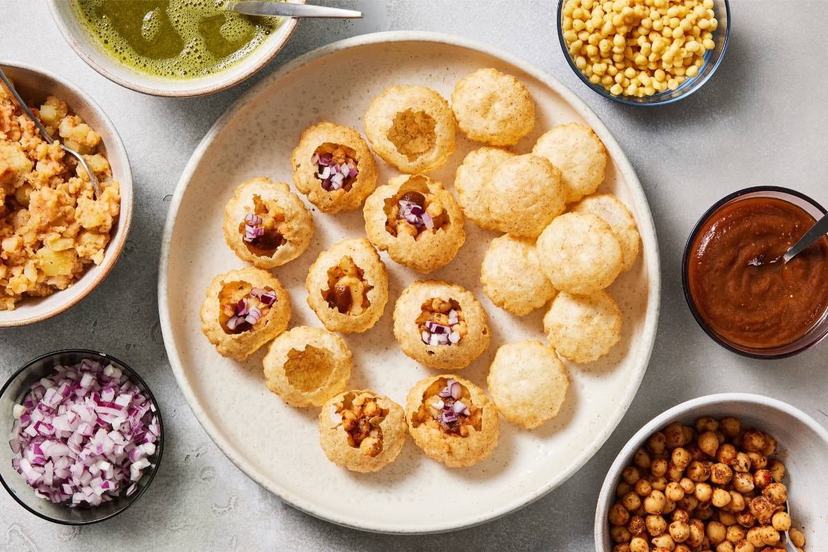 pani puri gericht mit verschiedenen soßen