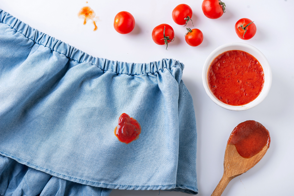 tomatenflecken auf blauer bluse