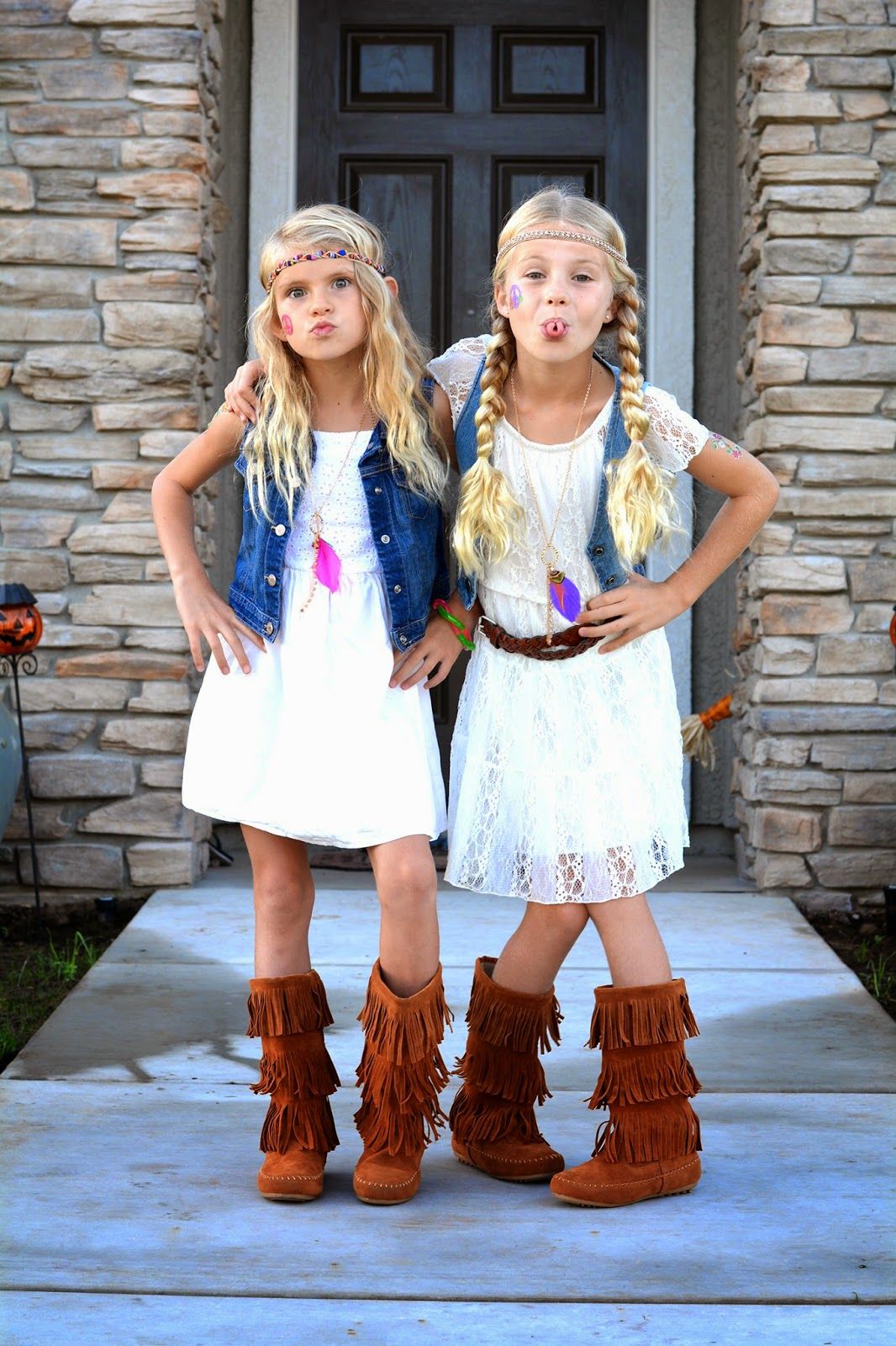 zwillingskinder mit hippie kostümen