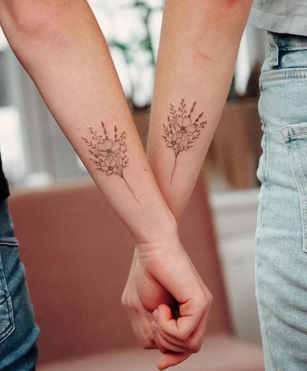 blumen tattoos für schwestern am unterarm